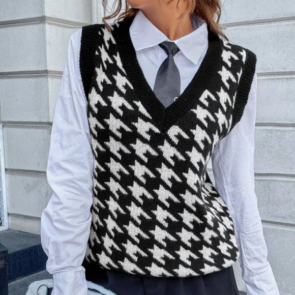 . Sweaters - Chic Houndstooth Print knit Sweater Vest